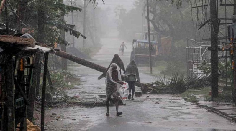 Windstorm abandons a path of demolition