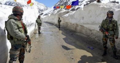 Chinese & Indian Soldiers pull back