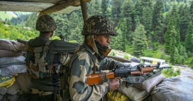 Pak soldiers violate