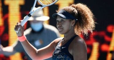 Naomi Osaka reaches