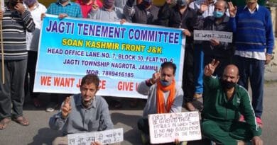 Kashmiri Pandits shout slogans