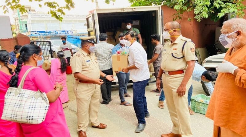 Police distributed groceries