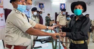 Hundred rewarded Naxalites