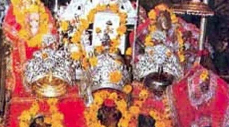 Devotees having live darshan