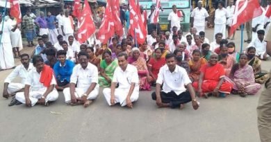 Cotton farmers block