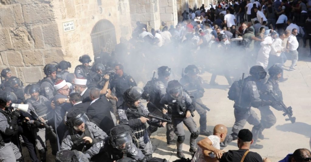 Israeli police and Palestinians