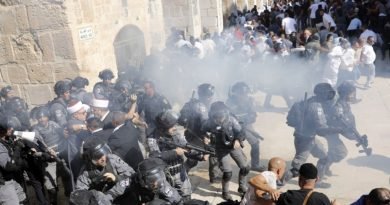 Israeli police and Palestinians